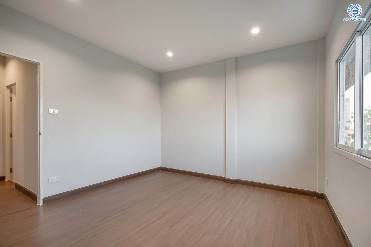 บ้านมือสองตกแต่งใหม่ โครงการ ซอยวัดกำแพง14/2 พิบูลย์สงคราม ทาวน์โฮม 3 ชั้นพร้อมอยู่ เนื้อที่ 19.9 ตร.ว. ฟังก์ชัน 4 ห้องนอน 3 ห้องน้ำ จอดรถได้ 1 คัน บนสุดยอดทำเล! เชื่อมถนนพิบูลย์สงคราม, วงศ์สว่าง, นครอินทร์ และติวานนท์ ใกล้จุดขึ้นทางด่วนศรีรัช-วงแหวนรอบนอก และรถไฟฟ้า "สถานีแยกติวานนท์"